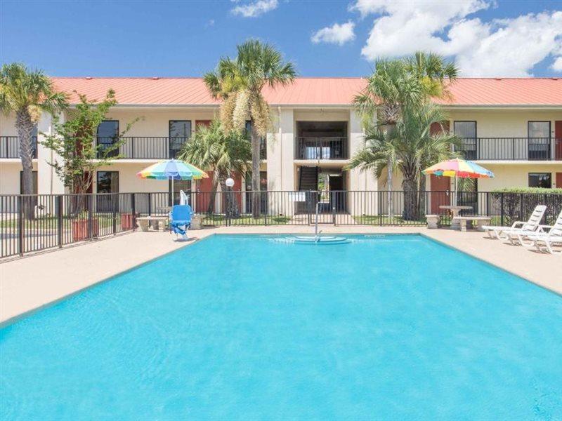 Days Inn & Suites By Wyndham Navarre - Near Beaches Hurlburt Exterior photo