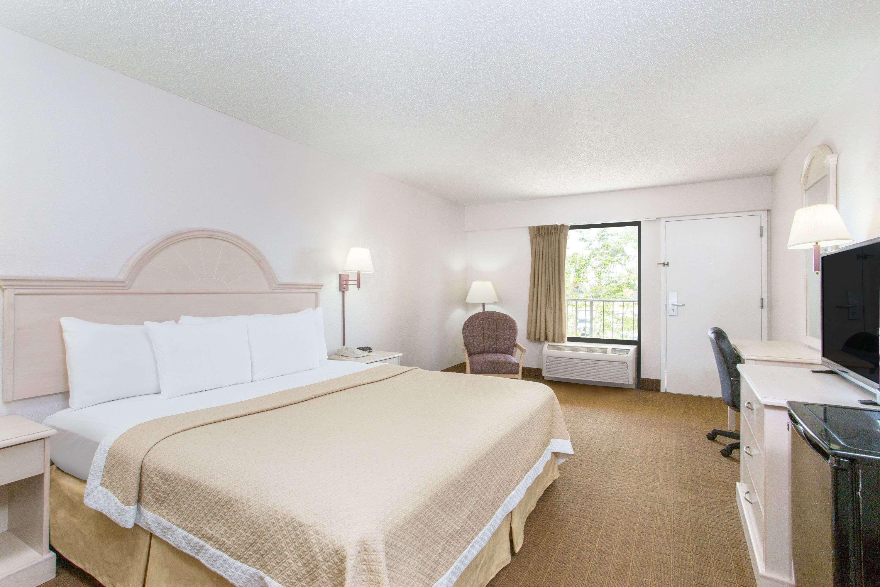 Days Inn & Suites By Wyndham Navarre - Near Beaches Hurlburt Exterior photo
