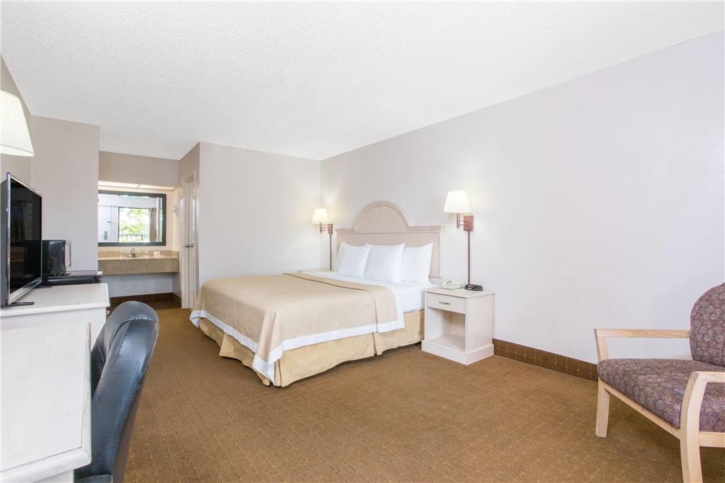 Days Inn & Suites By Wyndham Navarre - Near Beaches Hurlburt Room photo