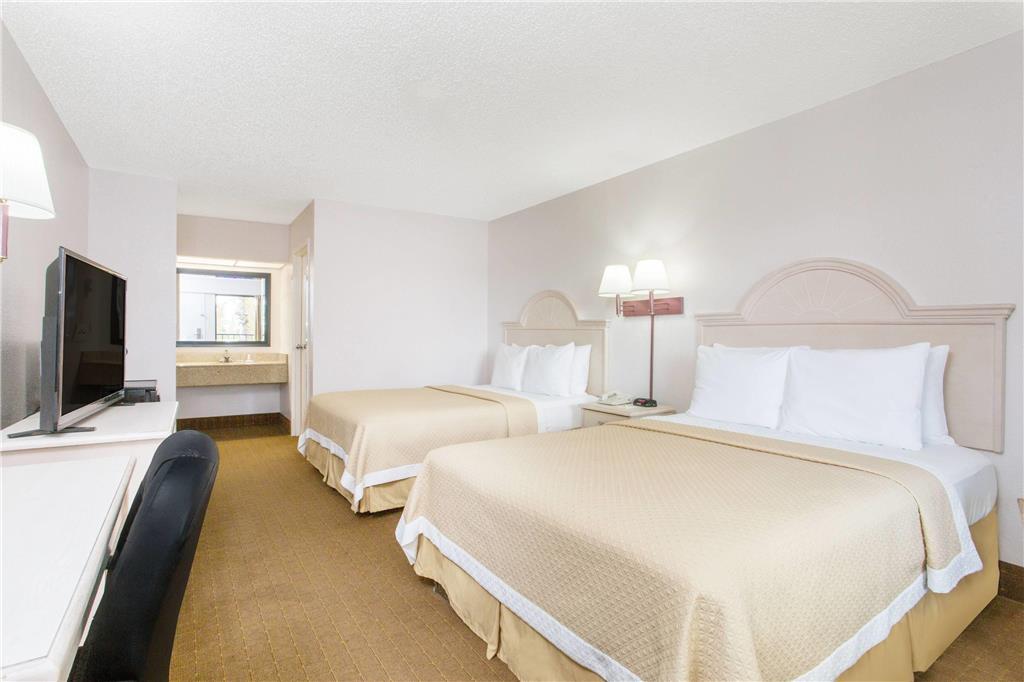 Days Inn & Suites By Wyndham Navarre - Near Beaches Hurlburt Room photo