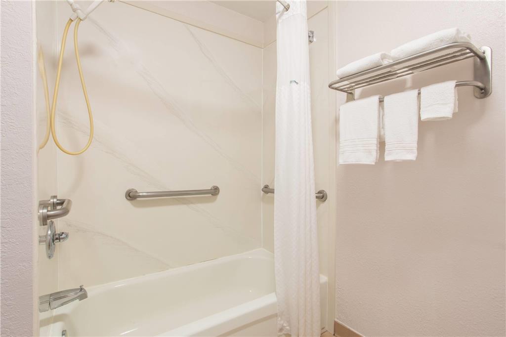 Days Inn & Suites By Wyndham Navarre - Near Beaches Hurlburt Room photo